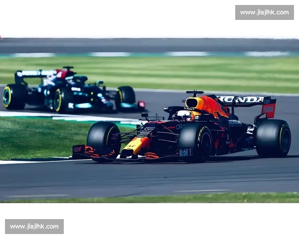 最后一圈三雄激斗！皮亚斯特里、维斯塔潘、拉塞尔轮番刷紫，红牛逆转夺冠